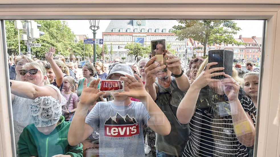 Alle lieben Otto. Zu der Autogrammstunde im Otto-Huus am 28. Juli kamen Hunderte Fans. Auch zum Ottifanten-Jubiläum am 2. Oktober dürfte es wieder voll werden. Foto: Ortgies