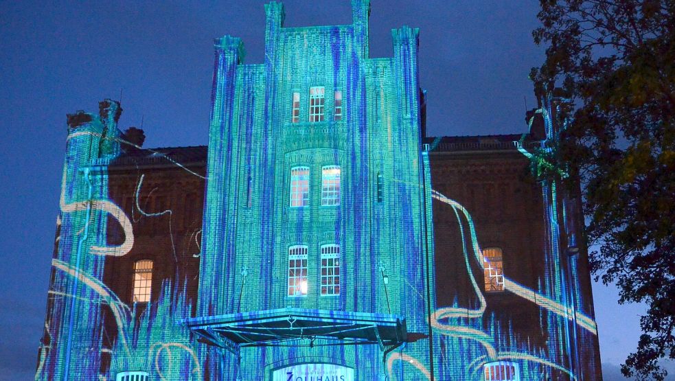 Die Illumination „Glowing Times“ von Philipp Geist am Zollhaus in Leer. Foto: F. Ammermann