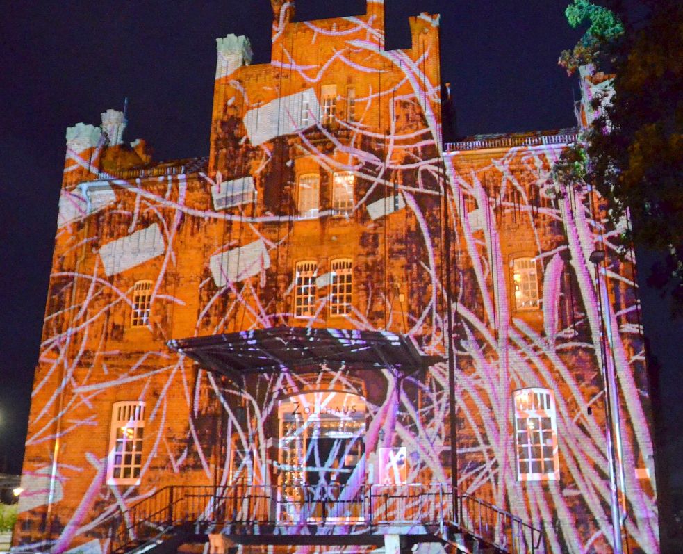 Die Illumination „Glowing Times“ von Philipp Geist am Zollhaus in Leer. Foto: F. Ammermann