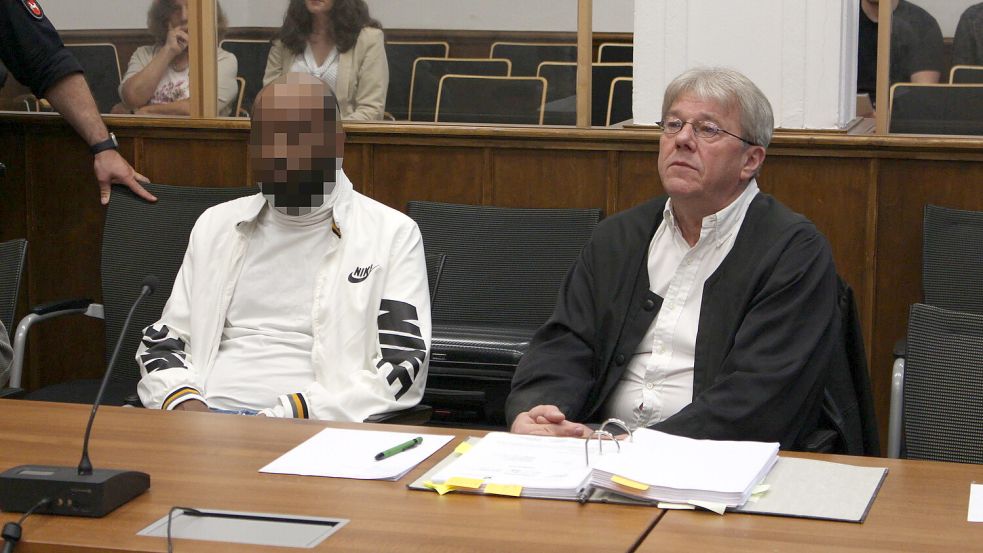 Das Foto zeigt den Angeklagten (links) vor dem Prozessauftakt am Landgericht Aurich neben seinem Verteidiger Michael Schmidt. Foto: Archiv/Alberts