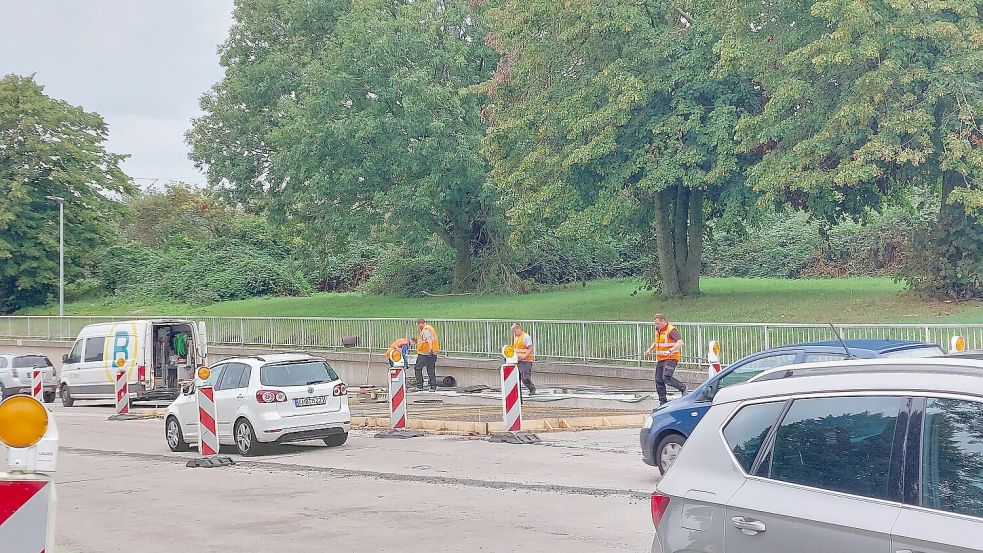 Während die experimentelle Lösung für das immer wiederkehrende Wasserproblem im Trog Form annimmt, kann der Verkehr meist im Schneckentempo fließen. Foto: Hanssen