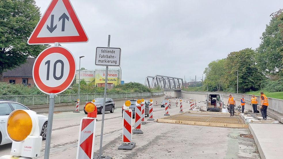 Am Freitag waren die Straßenbauer damit beschäftigt, die Drainageschicht zu erstellen, die unter der geplanten Betondecke dafür sorgen soll, dass das Wasser abfließen kann. Foto: Hanssen