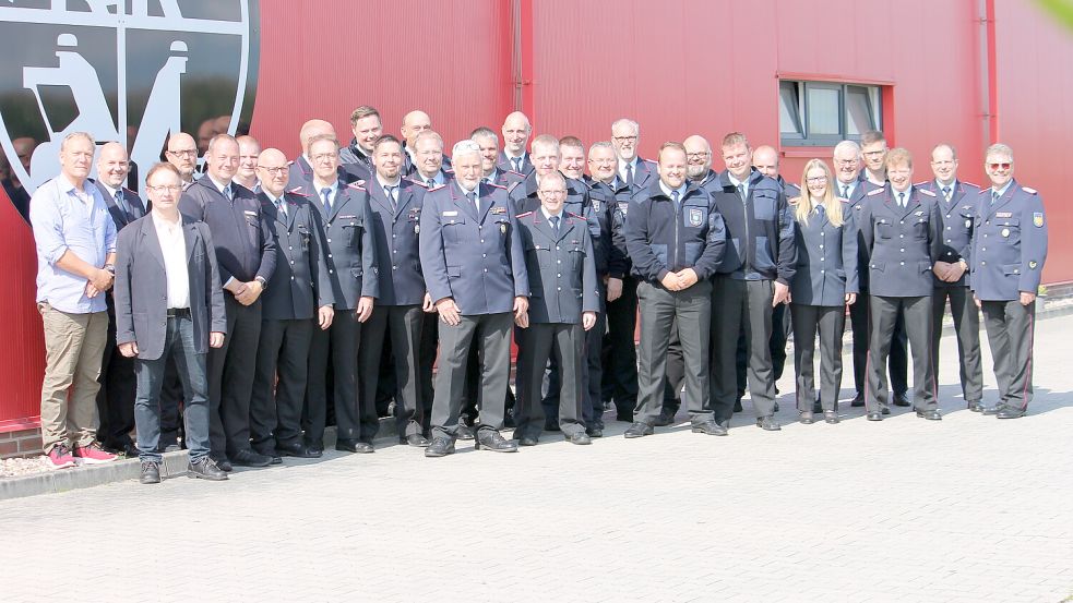 29 Führungskräfte der Feuerwehren aus dem Kreis Aurich haben sich weiterbilden lassen. Unterrichtet wurden sie von Polizist Rainer Schölzel und Brandrat a. D. Klaus Schaffstädter (von links, beide in zivil). Foto: privat