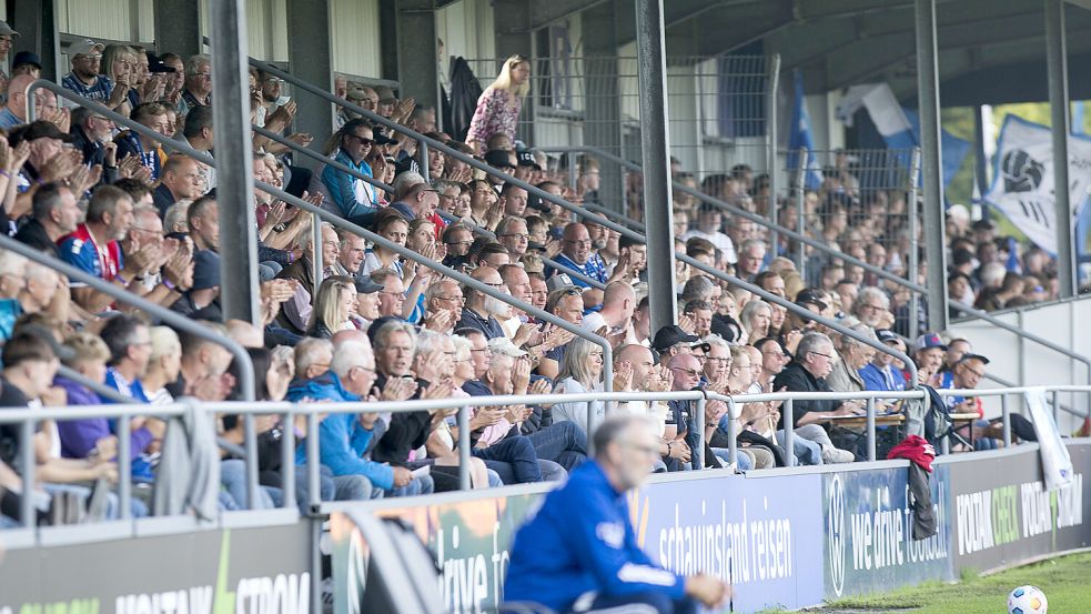 Die Sitzplatztribüne in Emden ist nahezu bei jedem Heimspiel ausverkauft. Fotos: Doden