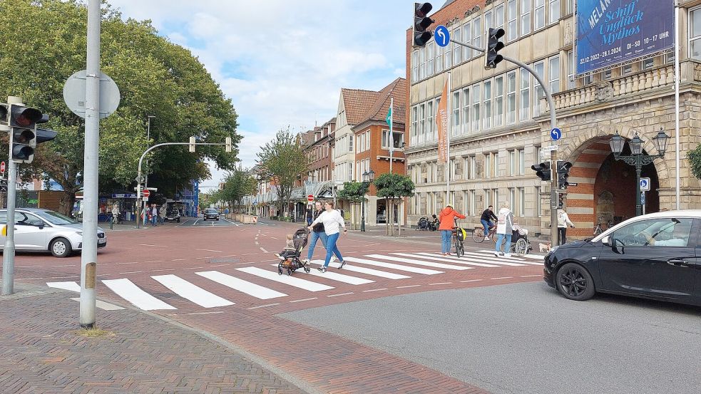 Mit Sicherheit über die Straße: Am Rathausplatz unterstützt ein neuer Zebrastreifen Passanten bei der Überquerung. Foto: Hanssen
