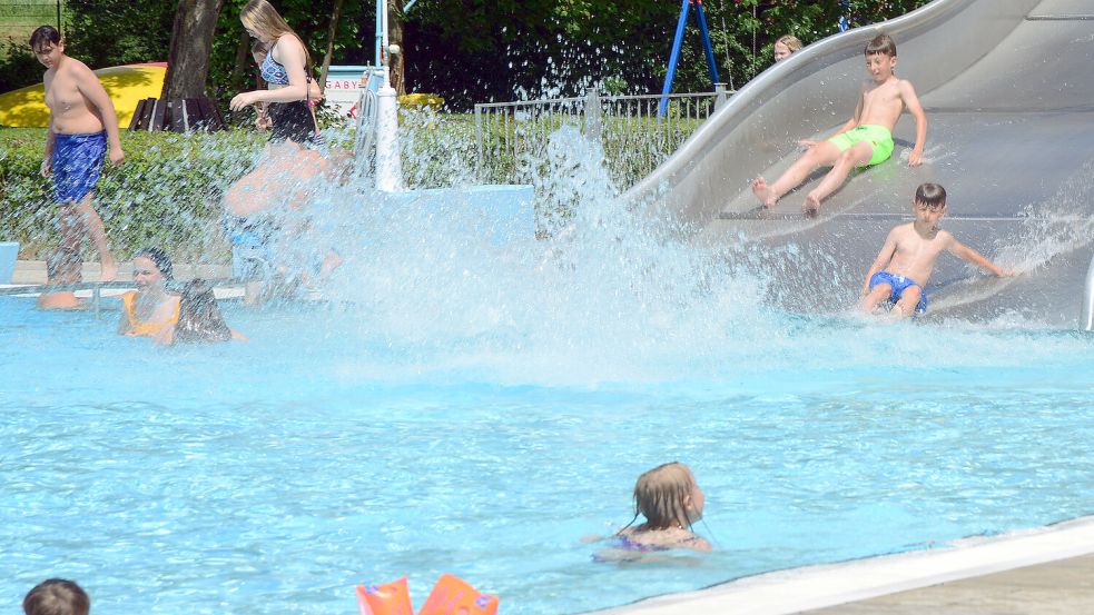 Bei sehr gutem Wetter ist das Emder Van-Ameren-Bad voll. Viele Kinder tummeln sich im Wasser und auf der Wiese. Mehr Angebote sollen Familien locken. Foto: Archiv