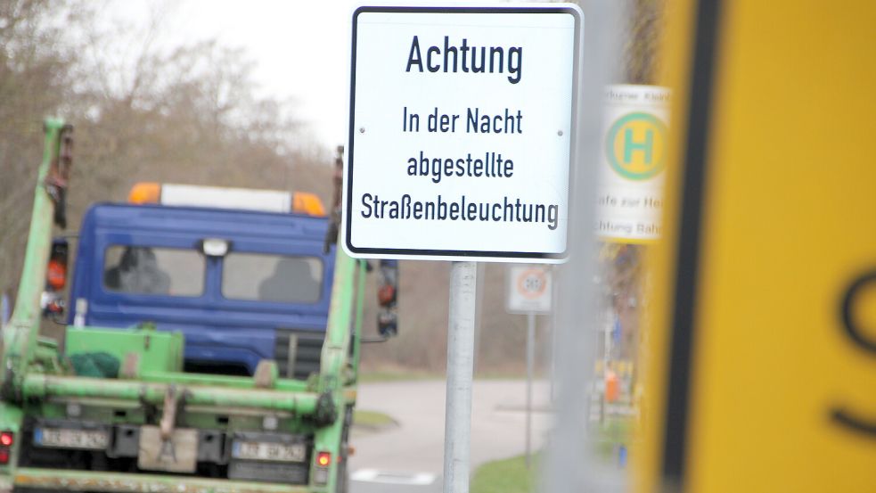 Unter anderem am Ortseingang auf der Reedestraße wird auf die Abschaltung der Straßenbeleuchtung hingewiesen. Foto: Ferber