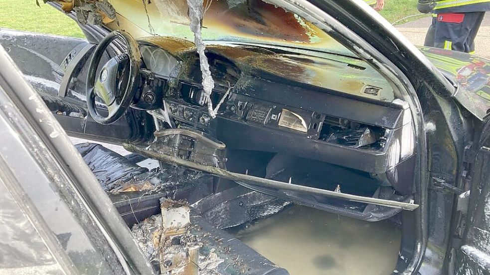 Die Feuerwehr rückte am Mittwoch zu einem Autobrand in den Hohen Weg in Hatshausen aus. Foto: Wolters