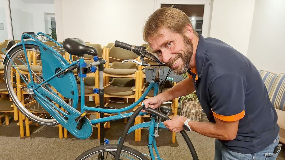 Jörg Raddatz ist Gemeinschaftspastor und kennt sich mit Fahrrädern aus. Fotos: Cordes