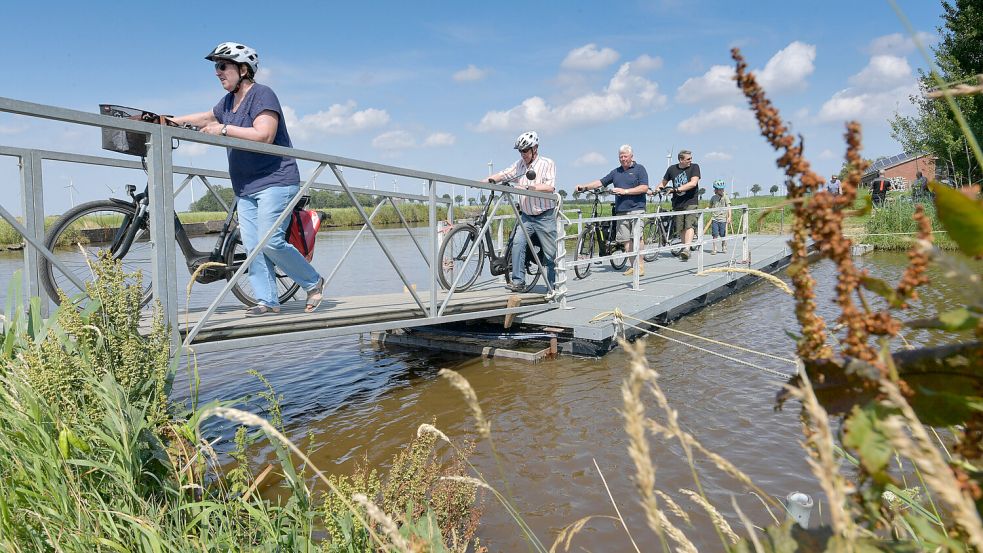 Die provisorischen Brücken, die jährlich für die Rallye „Van Dörp to Dörp“ errichtet wurden, werden immer gerne angenommen. In der Nähe dieser Stelle an der Ippenwarf soll nun eine Kurbelfähre entstehen. Foto: Ortgies/Archiv