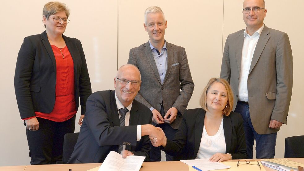 Historischer Moment: 2018 unterzeichneten die damaligen Bürgermeister Johann Börgmann (vorne links, Ihlow) und Bettina Stöhr (Moormerland) den Vertrag für die Kurbelfähre. Mit dabei Landrat Matthias Groote (hinten Mitte) und Stöhrs Stellvertreter Wigbert Grotjan. Die Ihlower Bauamtsleiterin Annette Lang (hinten links) hat nun den Antrag auf Genehmigung eingereicht. Foto: Lüppen/Archiv