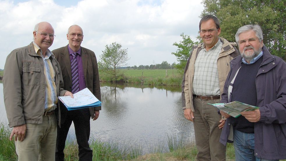 Große Hoffnung auf baldige Umsetzung des Projektes gab es im Jahr 2011, als die damaligen Bürgermeister Anton Lücht (rechts, Moormerland) und Johann Börgmann (Zweiter von links, Ihlow) mit ihren Bauamtsleitern Klaas Cassens (links) und Harm Busemann dafür Grundstücke am Leidsweg in der Nähe der Autobahn festgelegt hatten. Doch zum angepeilten Baubeginn 2013 kam es bekanntlich nicht. Foto: Koenen/Archiv