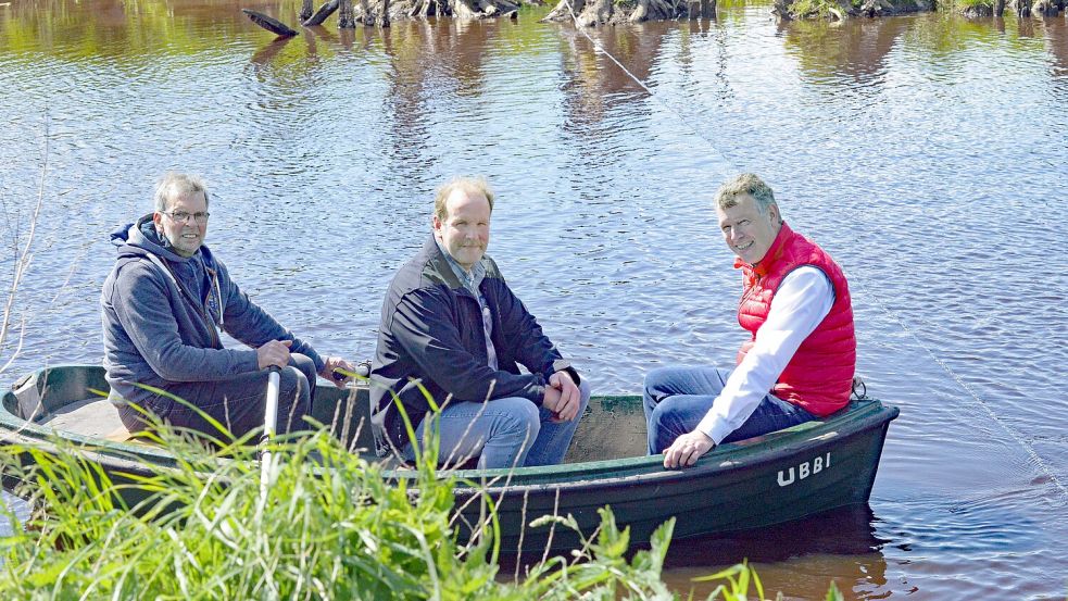 Mit einer Aktion hatten Hermann Helmers und Focko Böden als Ortsratsmitglieder in Tergast und Arno Ulrichs, damals noch Ortsbürgermeister von Simonswolde und heute Bürgermeister der Gemeinde Ihlow, für die Kurbelfähre geworben. Sie wagten die Überfahrt in einem Boot. Foto: Lüppen/Archiv