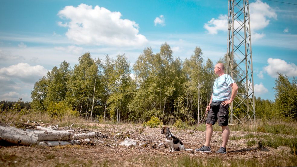 Diedrich Kleen im Mai auf der Fläche, die er sich weiterhin für eine Hunde-Freilauffläche gut vorstellen kann. Foto: Archiv/Cordsen