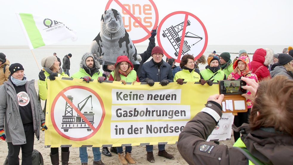 Das Bündnis, das in Den Haag gegen die Gasbohrungen klagt, hatte im Januar diesen Jahres auch auf Borkum protestiert. Foto: Ferber