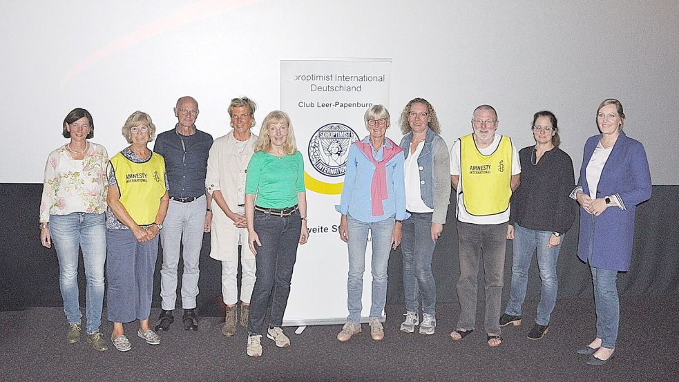 Die Mitglieder des Serviceclubs Soroptimist International Leer-Papenburg und Vertreter von Amnesty International freuen sich über den fertigen Film. Foto: Wolters