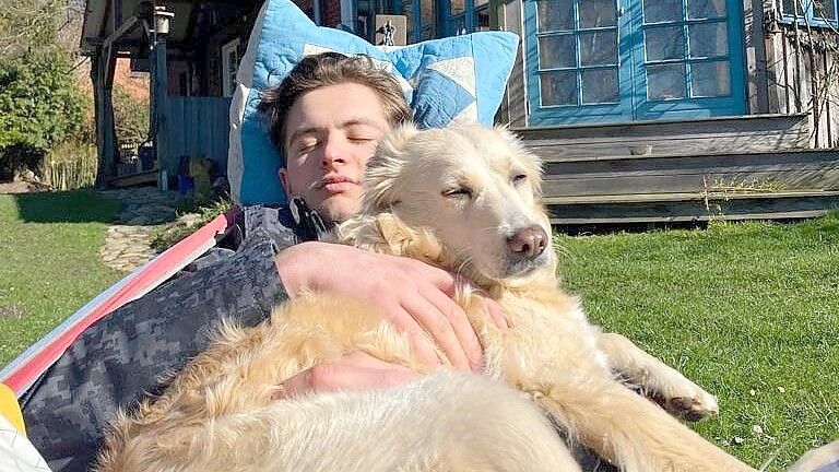 Samuel Fellmann (21) aus Haby hat mit einem Crowdfunding mehr als 15.000 Euro gesammelt. Das Geld soll für seine Therapie genutzt werden. Der ehemalige Marinesoldat hat Post Covid. Foto: privat