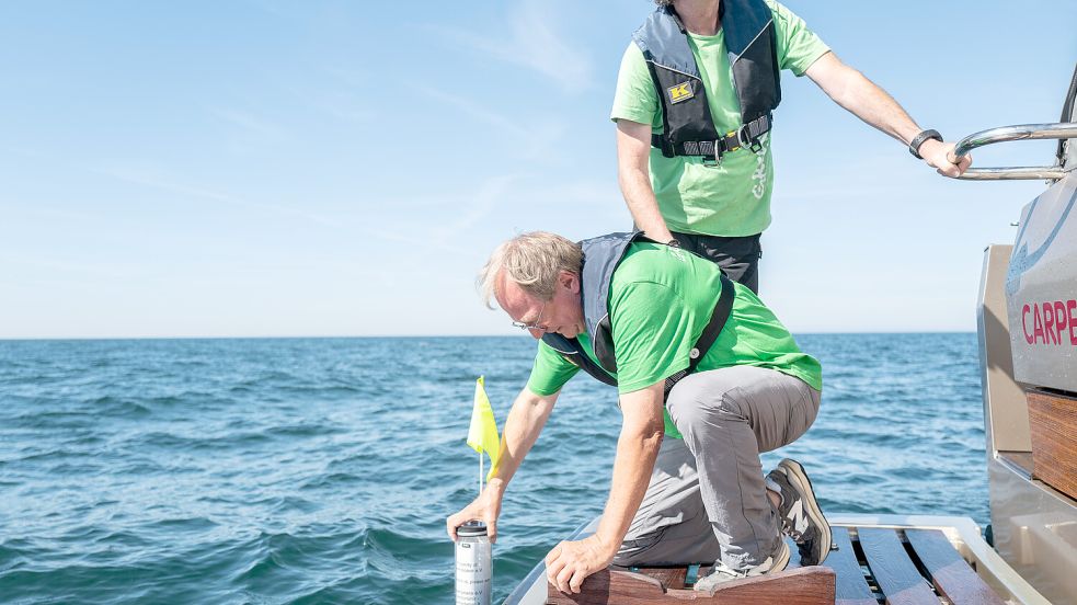 Die Bojen wurden an der geplanten Bohrstelle in der Nordsee ausgesetzt. Foto: Greenpeace