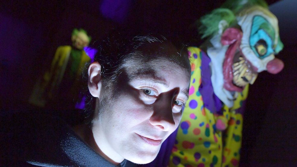 Gruselunternehmerin Vanessa Minjets und einer ihrer Horrorclowns. Seit zwei Jahren konzentriert sie sich voll und ganz auf ihr Halloween-Spukhaus. Foto: Ortgies