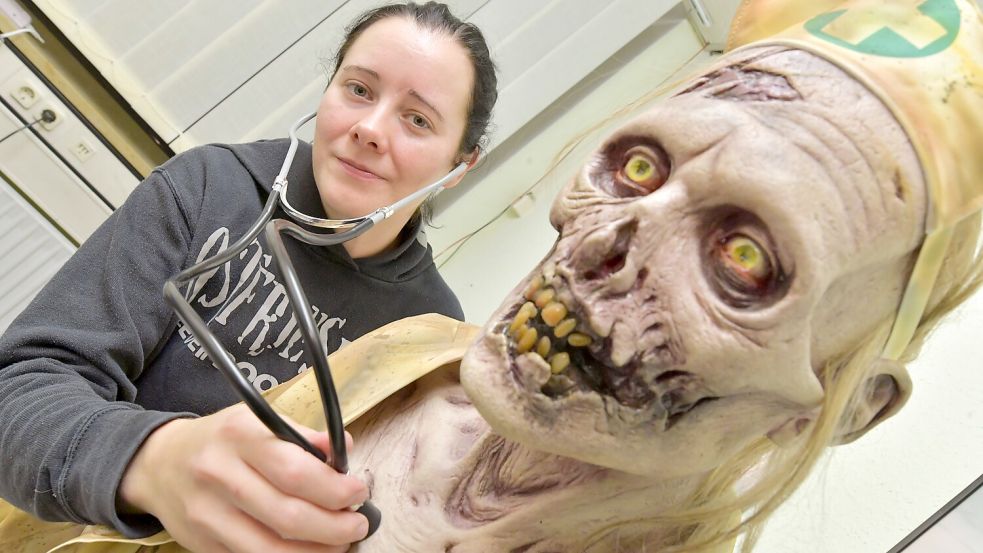„Jede Puppe ist ein Unikat", sagt Vanessa Minjets. Hier untersucht sie eines ihrer Werke namens Brustlinde Meyer im Krankenflügel. Foto: Ortgies