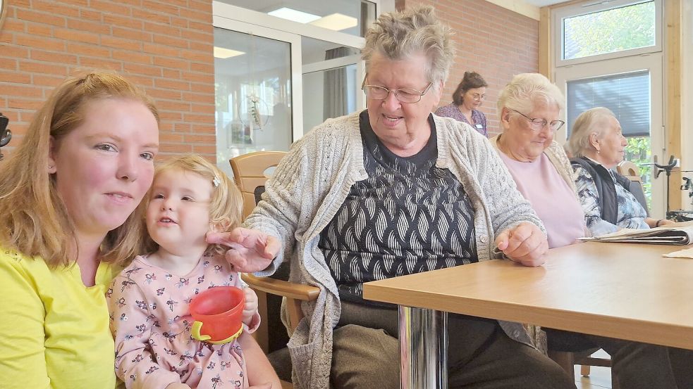 Jennifer Epkes bringt ihre kleine Tochter mit ins Altenheim. Doris Klinkenborg und die übrigen Bewohner freut sich über die Kleine. Foto: Gettkowski