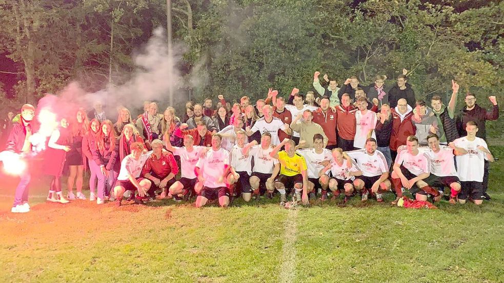Beim TSV Lammertsfehn herrscht ein großer Zusammenhalt. Die zwei Herrenteams und die Frauenmannschaft besuchen jeweils die Partien der anderen. Und sie feiern gerne zusammen, wie hier nach dem 4:0-Sieg gegen den SV Holtland II im Mai. Foto: Privat