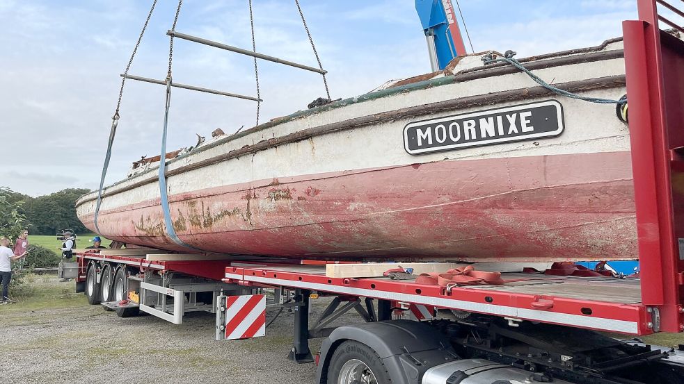 Satz mit X, das war noch nix: Ein Kran hob das Wrack der „Moornixe“ am Donnerstag auf einen Auflieger, um sie transportieren zu können. Doch der durfte nicht losfahren. Fotos: Bußmann