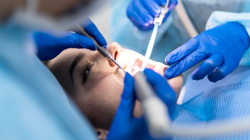 Flüchtlinge haben das Recht auf eine gesundheitliche Versorgung – beim Zahnarzt gibt es Einschränkungen. Foto: imago images/Westend61