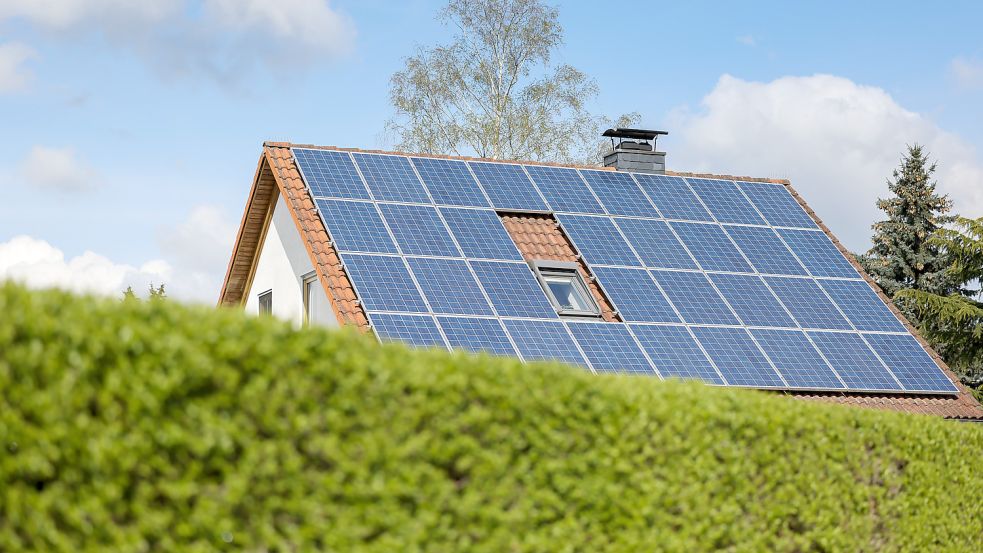 Wer eine ältere Photovoltaikanlage auf dem Dach hat, muss darauf achten, dass nach dem Einbau eines Zweirichtungszählers nicht vorübergehend Kosten auf ihn zukommen, als wäre er ein Verbraucher von EWE-Strom. Symbolfoto: Woitas/dpa