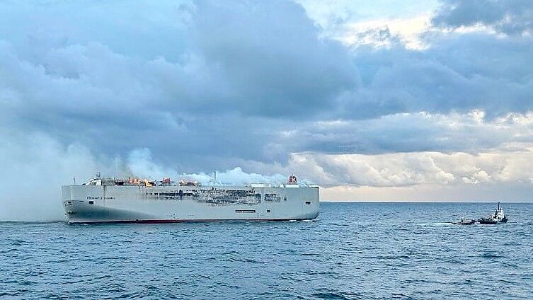 Seit Mitternacht steht der Autofrachter „Fremantle Highway“ in der Nordsee in Flammen. Foto: Küstenwache