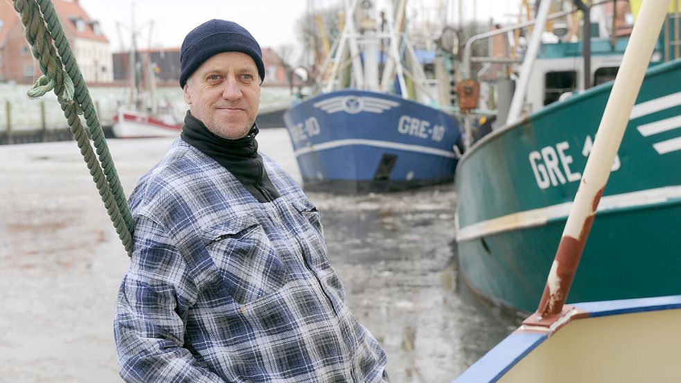 Gerold Conradi aus Greetsiel blickt besorgt auf den Brand des Frachters in der Nordsee Foto: Ingo Wagner/dpa