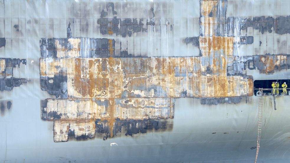 Die Außenhülle des Schiffs ist schwer beschädigt. Foto: Dejong/AP/DPA