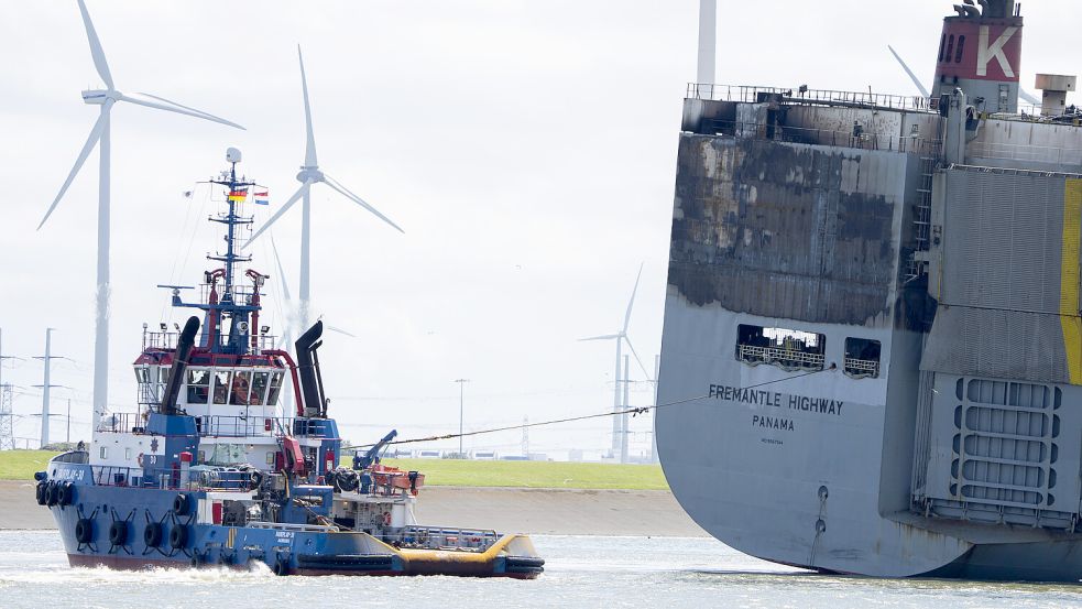 Seit Beginn des Feuers war die „Fremantle Highway“ nicht mehr in der Lage, sich aus eigener Kraft zu bewegen. Foto: Dejong/AP/DPA