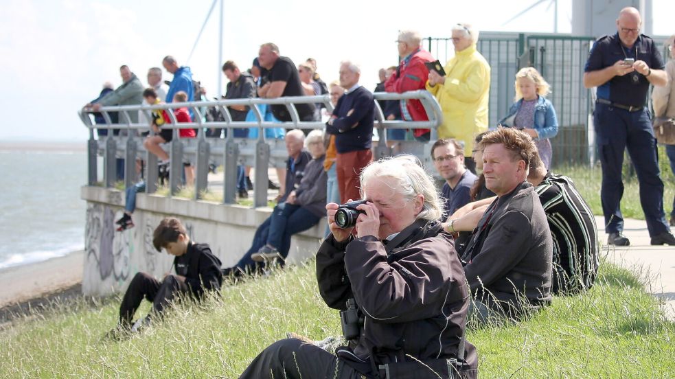 „Das muss man gesehen haben“ – das dürften sich am Donnerstag viele der Menschen am Deich in Eemshaven gedacht haben.