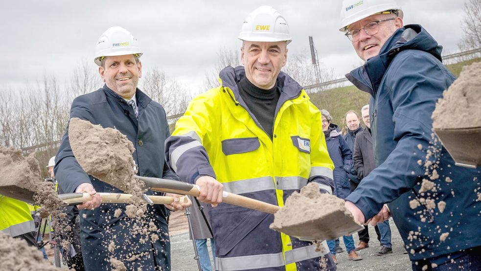 EWE-Chef Stefan Dohler (Mitte) scheint offene Baustellen gewohnt zu sein. Eine Baustelle im sprichwörtlichen Sinne ist der Abrechnungs-Rückstand der EWE. Foto: Schuldt/dpa