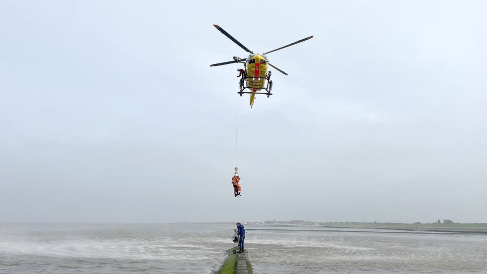 Der Rettungshubschrauber „Christoph 26“ brachte den Mann an Land.