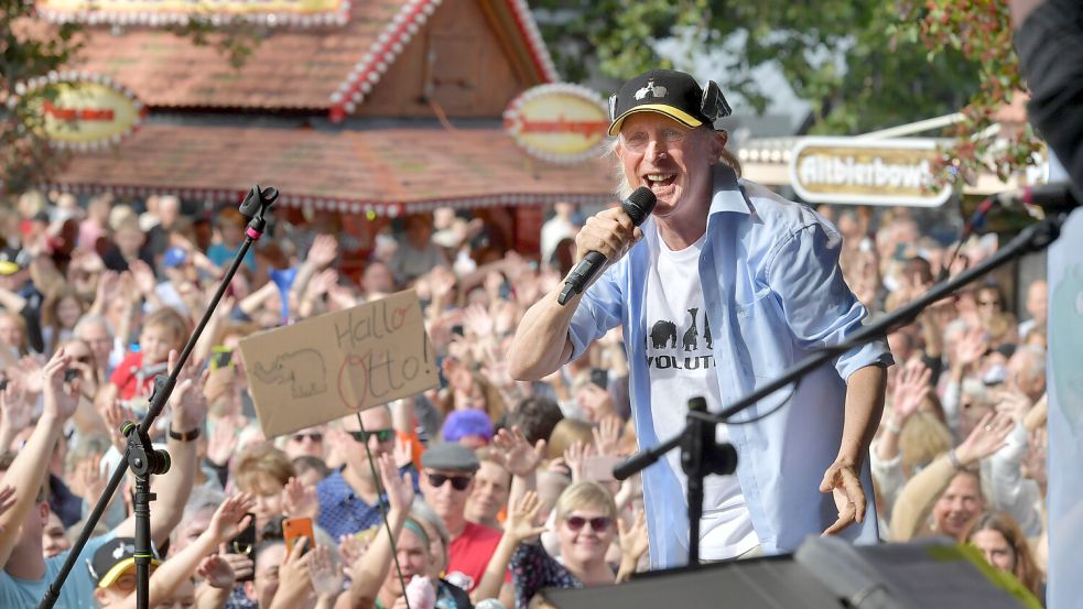 Große Party im Emder Stadtgarten: Die Ottifanten des Emder Komiker Oto Waalkes haben am Montag ihren 50. Geburtstag gefeiert. Tausende kamen zur Party, um die Rüsseltiere und vor allem ihren Schöpfer Otto zu feiern. Foto: Ortgies