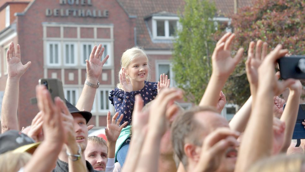 Etwa 2000 Otto-Fans sind zwischenzeitlich vor der Bühne, um ihr Idol zu sehen und den Liedern zu lauschen. Foto: Ortgies