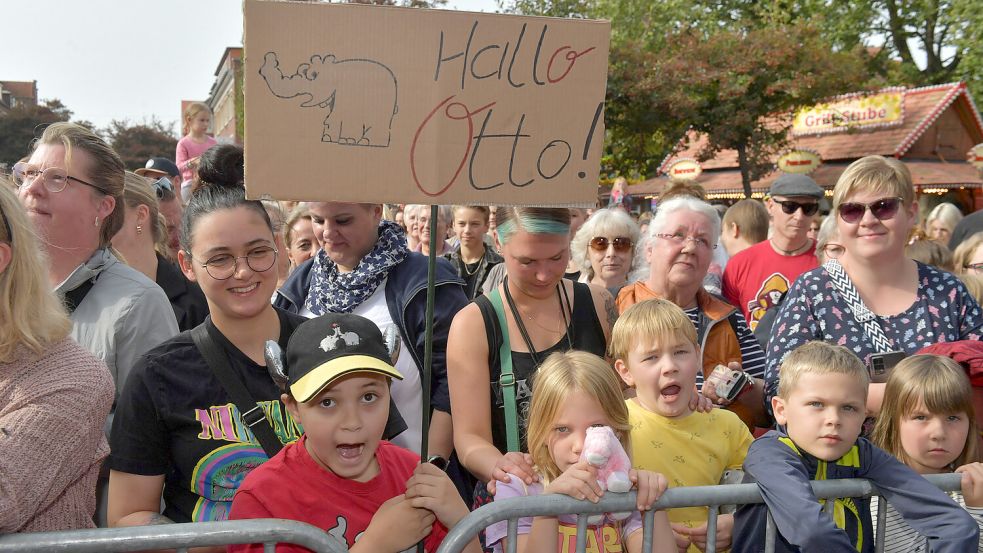 Viele Fans haben Schilder für Otto vorbereitet. Foto: Ortgies