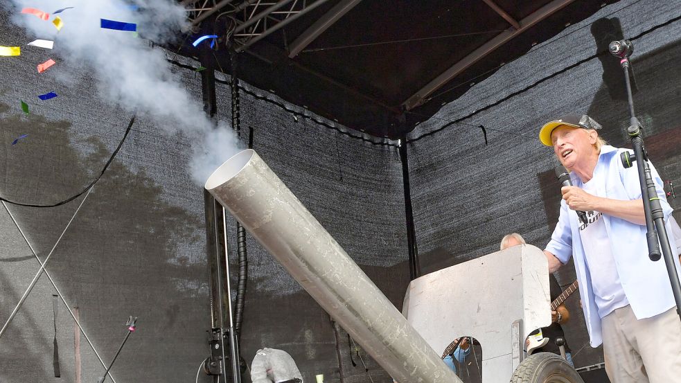 Was für ein Spektakel: Ein Ottifant wurde aus einer Kanone mit Konfetti geschossen. Foto: Ortgies