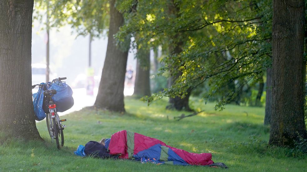 Eine vermutlich wohnungslose Person schläft in Hamburg unter freiem Himmel. In Emden steigt die Nachfrage nach Plätzen in der Unterkunft „Alte Liebe“ seit der Pandemie. Symbolfoto: Marcus Brandt/dpa