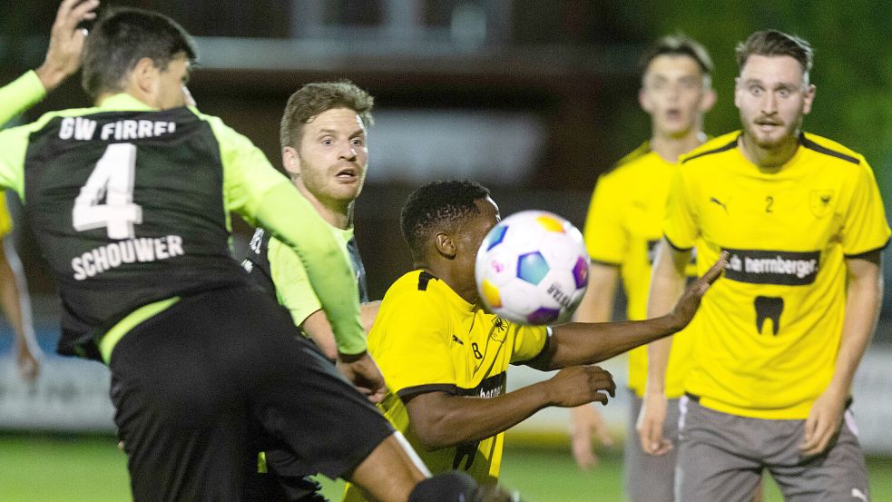 In einer rasanten Pokalpartie hatte Reinhard Grotlüschen (Zweiter von links) großen Anteil am Firreler Sieg. Er erzielte das 1:1, bereitete das 2:1 vor und verwandelte Firrels letzten Elfmeter. Foto: Doden/Emden