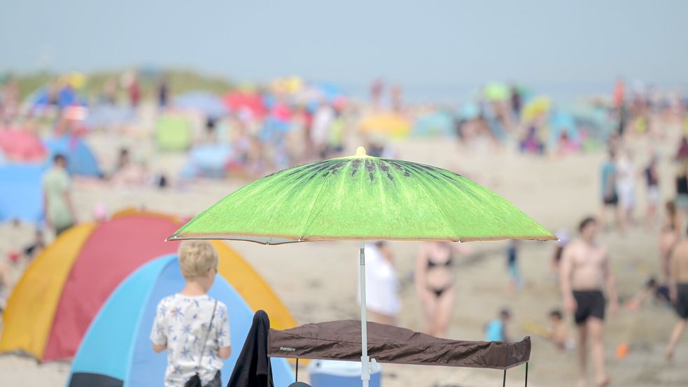 Strandgäste in diesem Sommer an der deutschen Nordseeküste, konkret: in Schillig im Kreis Friesland. Foto: Assanimoghaddam/dpa