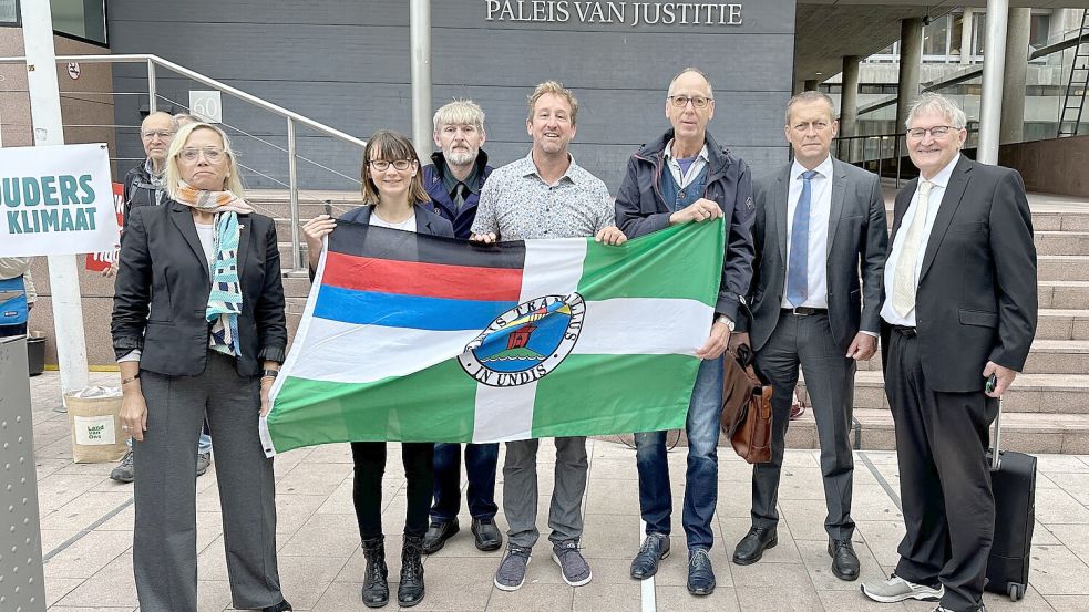 Zeigten Flagge für Borkum vor dem Gerichtsgebäude in Den Haag: Melanie Helms (SPD, von links), die Umweltbeauftragte Sandra Franke, Karsten Schönbeck, Björn Leidheiser (CDU), Eldert Sleeboom (Grüne), Bürgermeister Jürgen Akkermann und Anwalt Joachim Musch. Foto: privat