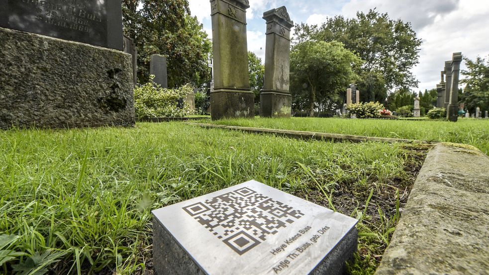 In Moormerland können Friedhofsbesucher sich über QR-Codes vom Leben dort Begrabener erzählen lassen. Touristen sollen auf Sicht über vergleichbare Schilder an Radweg-Knotenpunkten Wissenswertes zu Anlaufpunkten unterwegs erfahren. Foto: Archiv/Ortgies