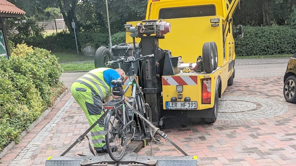 Mit einem Abschlepplaster wurde das defekte Rad von Martin Tomath in Wiesmoor fortgebracht bis zu einer Werkstatt, die den Schaden beheben konnte. Foto: Archiv/Tomath