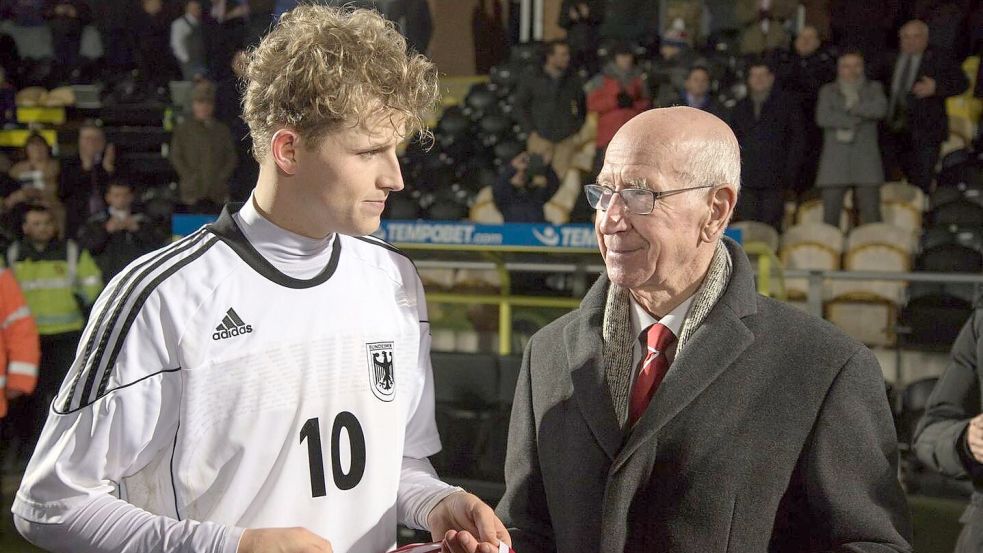 Auch 2016 war Holger Wulff beim „Game of Remembrance“ in England schon dabei und wurde nach der Partie von 1966-Weltmeister Sir Bobby Charlton geehrt. Foto: Archiv