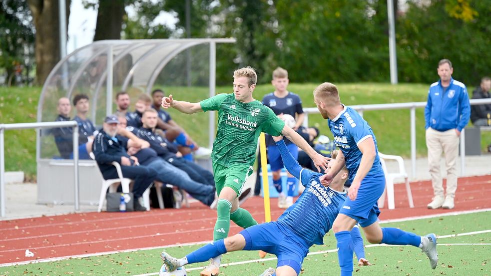 Einen historisch bitteren Nachmittag erlebte der TuS Esens (unten Finn Rosenboom, rechts Malte Ahrends) vor einer Woche beim 1:10 gegen Mühlen. Foto: Steenhoff