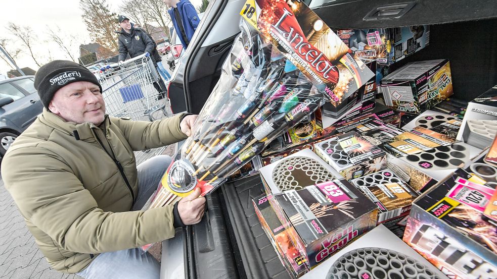 Viele Leute wollen nicht aufs Feuerwerk verzichten und decken sich mit Böllern und Raketen ein, sobald der Verkauf beginnt. Archivfoto: Ortgies