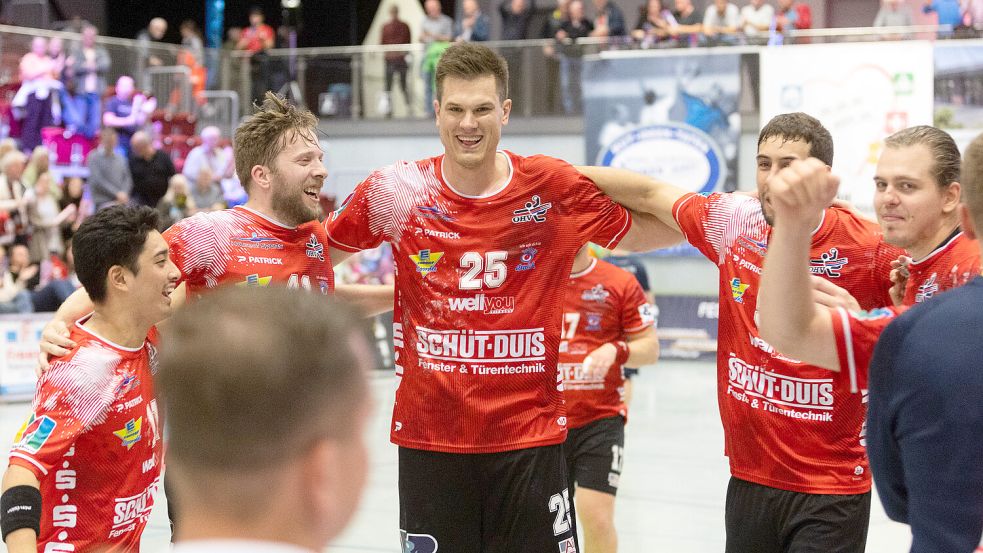 Die OHV-Spieler tanzten nach dem Abpfiff im Kreis. Foto: Doden/Emden